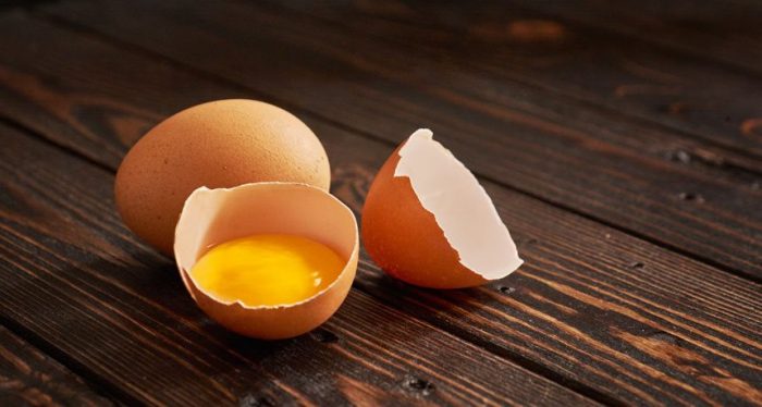 đảm bảo vỏ trứng gà không bị mỏng, dễ nứt