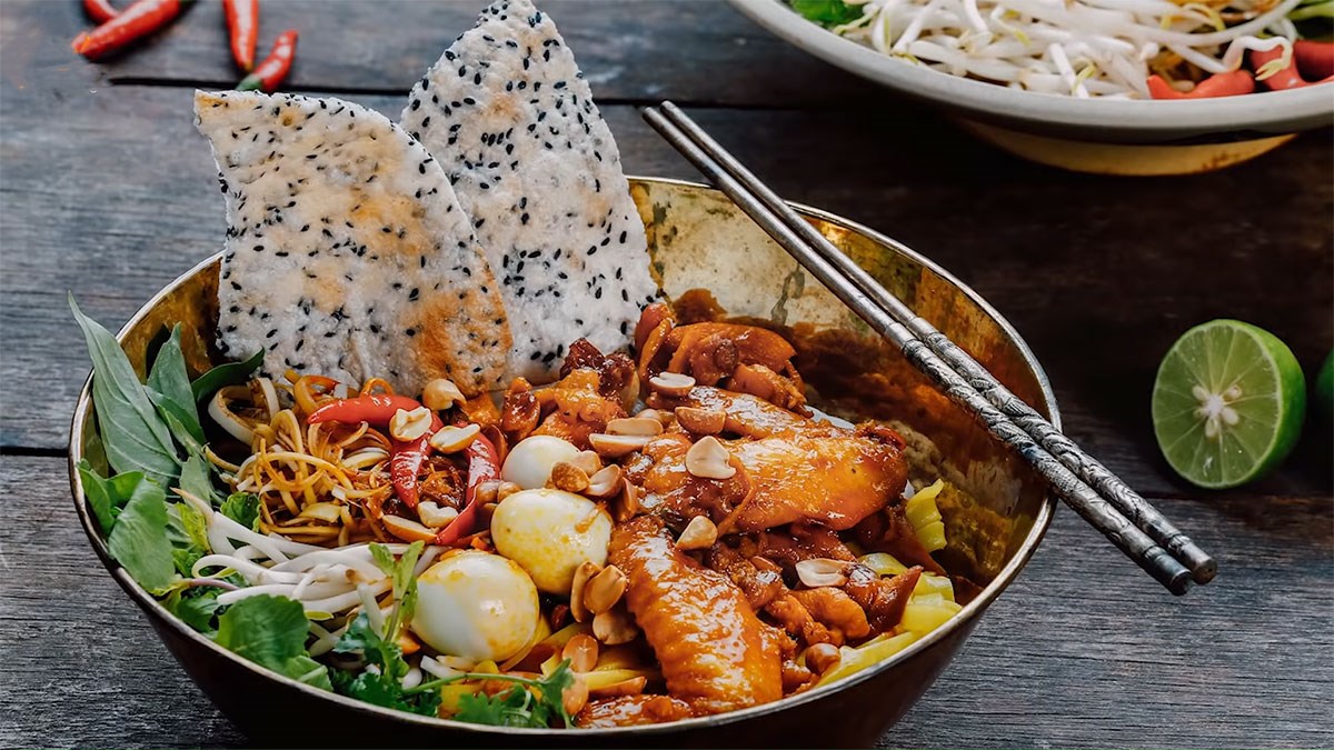 Mì Quảng là món ăn đặc sản nổi tiếng khác du lịch không nên bỏ qua